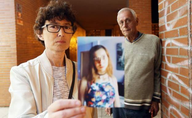 Isabel Santiago y Roberto Álvarez posan con una foto de su hija, Ana Isabel, en el parque del Conceyín en La Corredoria.