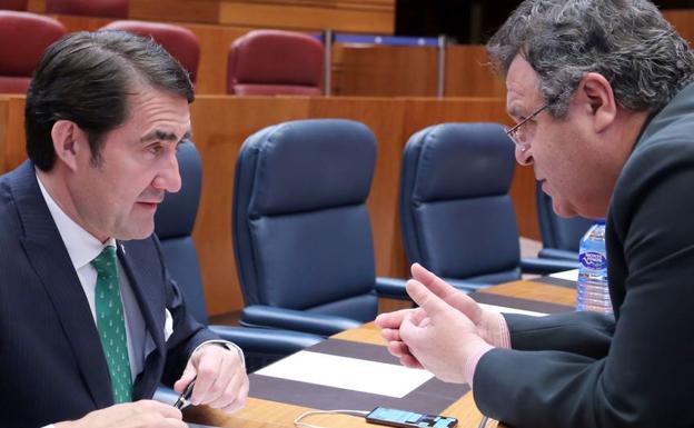 Juan Carlos Suárez-Quñones conversa momentos antes del inicio de un pleno de las Cortes.