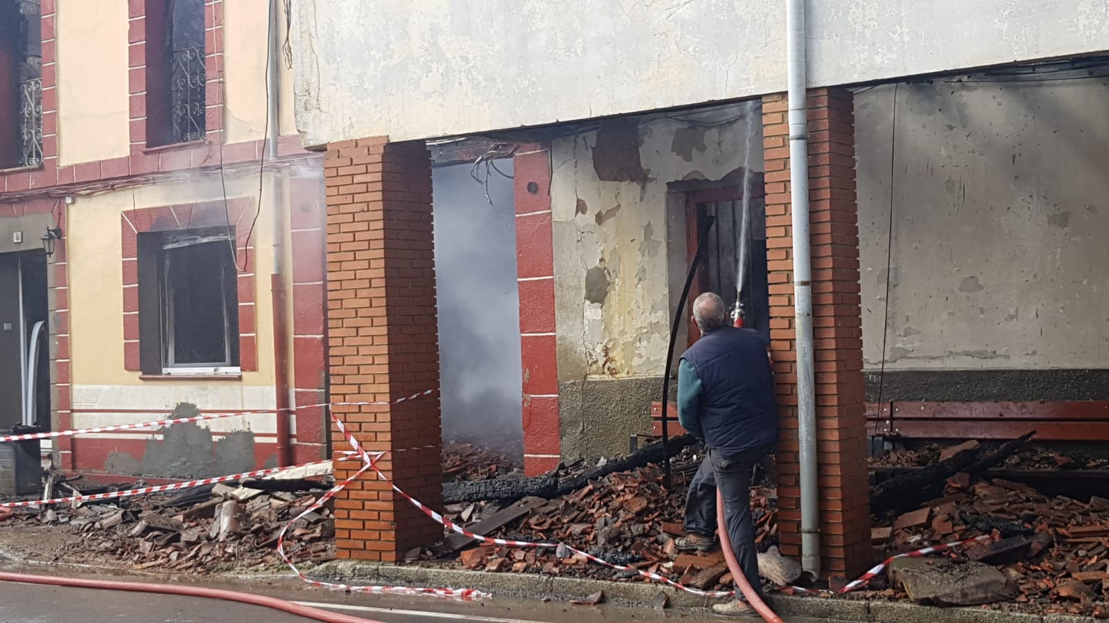 Fotos: Cuatro heridos en un incendio en Almanza