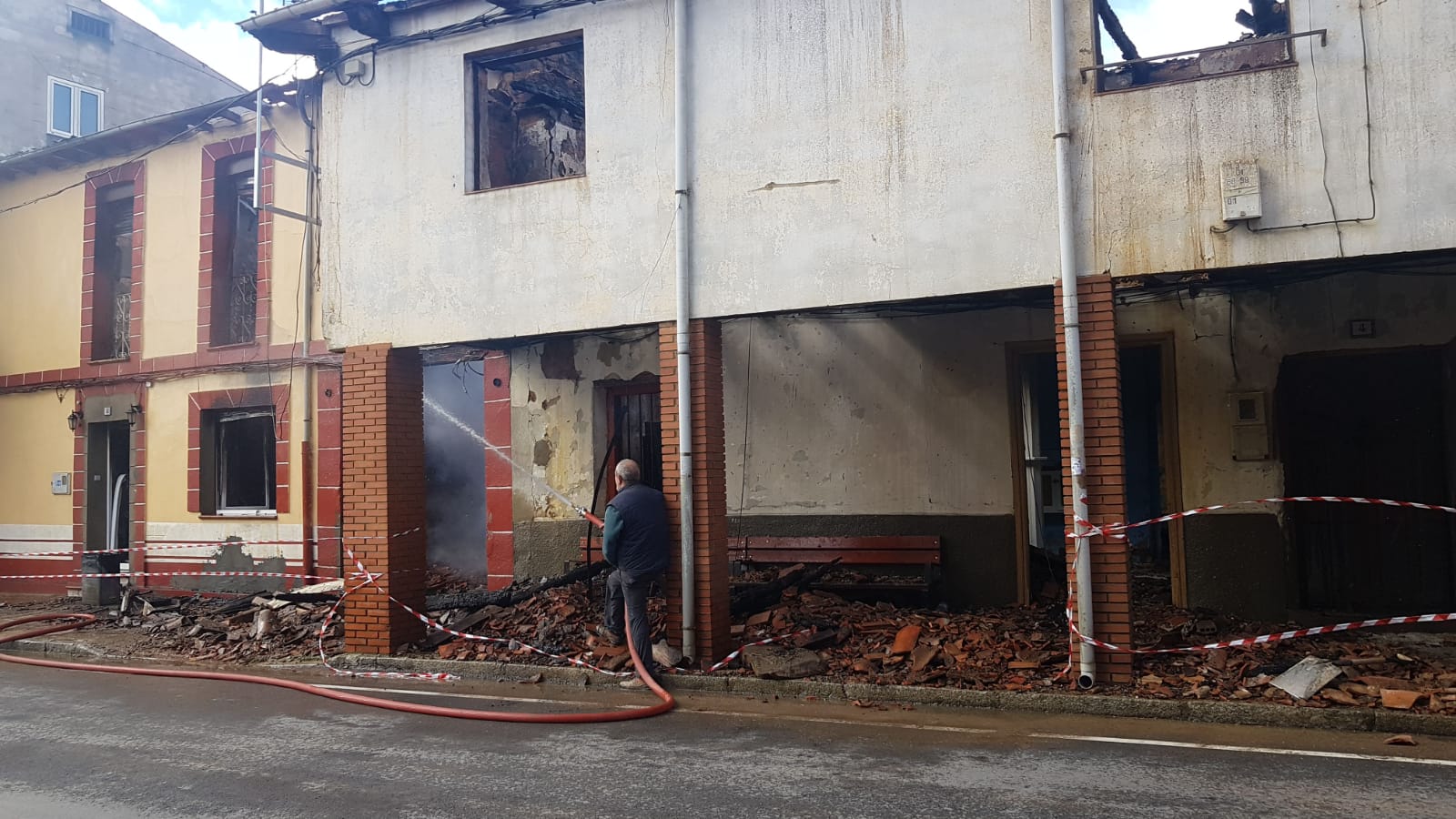 Fotos: Cuatro heridos en un incendio en Almanza