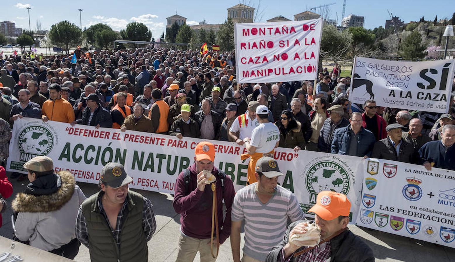 Asociaciones de cazadores y agricultores de de Castilla y León han protestado este miércoles frente a la sede de las Cortes de la comunidad autónoma contra la decisión del TSJ de anular la ley y la orden que regula la actividad cinegética en la región.