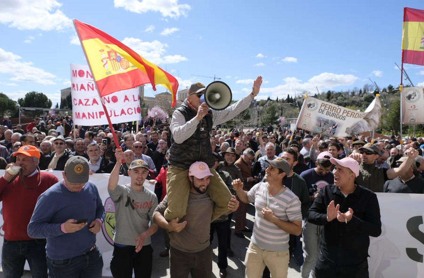 Asociaciones de cazadores y agricultores de de Castilla y León han protestado este miércoles frente a la sede de las Cortes de la comunidad autónoma contra la decisión del TSJ de anular la ley y la orden que regula la actividad cinegética en la región.