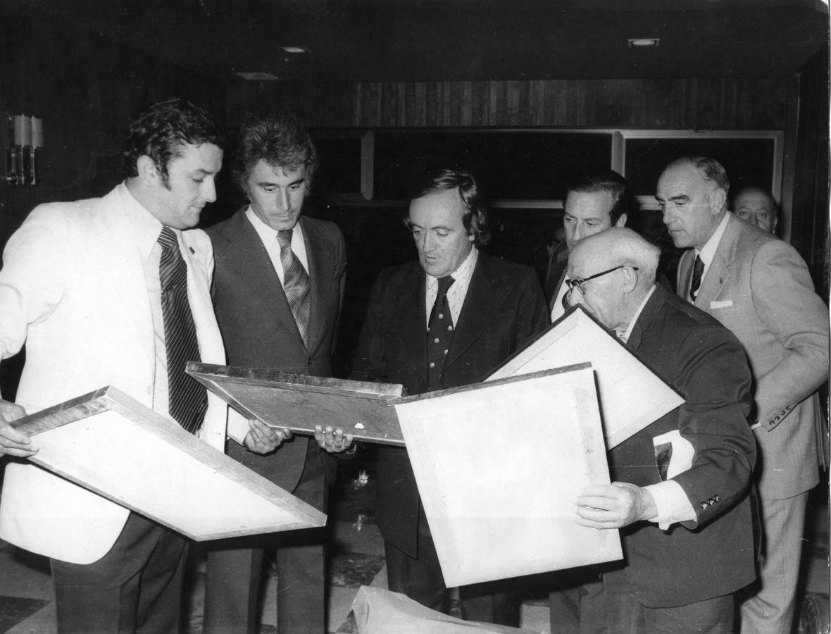 Visita a la Feria de Muestras de Valladolid en 1977. Rodríguez de la Fuente recibe un obsequio de un paisano suyo, el pintor burgalés P. José Ibáñez, que fue profesor de su padre. Junto a ellos directivos de la Feria de Muestras.