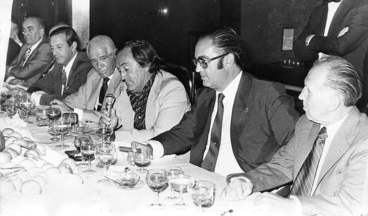 Rodríguez de la Fuente, en el centro de la imagen, durante una cena en Valladolid en la que entregó el premio de periodismo que lleva su nombre y que recayó en el salmantino Ernesto Bravo García. (Septiembre 1979)