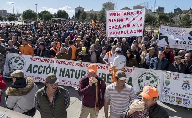 Decenas de cazadores y agricultores, ayer, en la manifestación. 