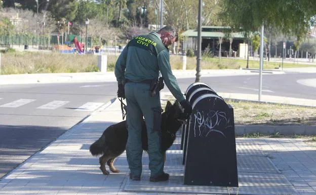 Un guardia civil durante el operativo de búsqueda en Godella.