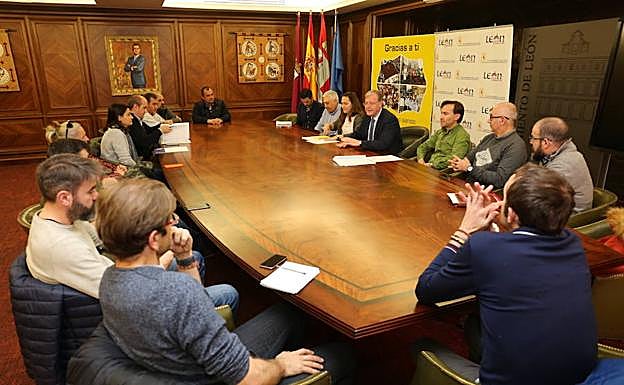 El alcalde, Antonio Silván, reunido con los clubes de la ciudad.