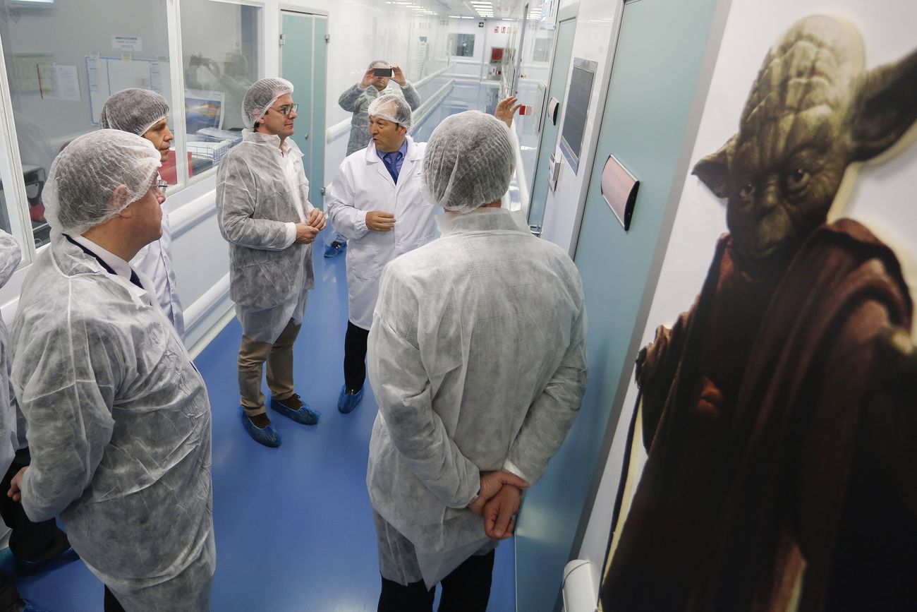 El presidente del PP de Castilla y León, Alfonso Fernández Mañueco, visita la planta de León Farma en Villaquilambre (León). Junto a él, el presidente provincial, Juan Martínez Majo y el alcalde de León, Antonio Silván entre otras autoridades