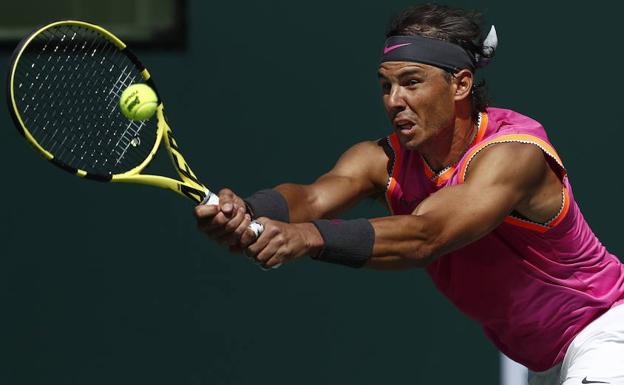 Rafael Nadal golpea la pelota. 