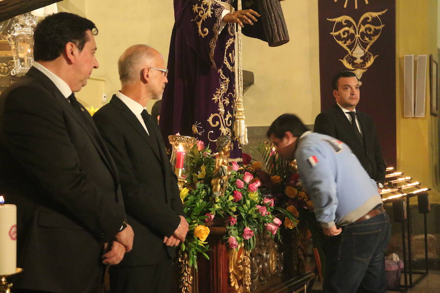 Fotos: Besapié en Santa Nonia