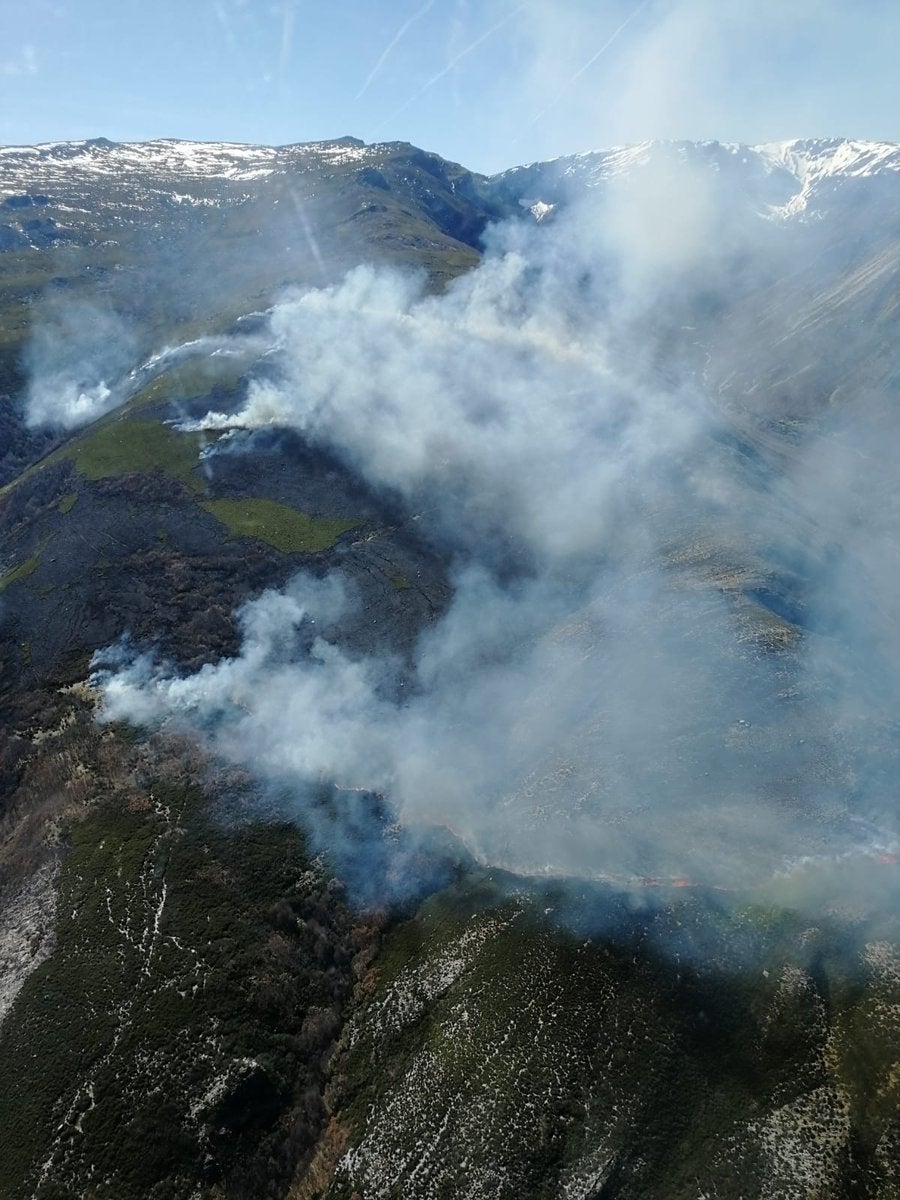 Fotos: Incendio en la localidad de La Baña