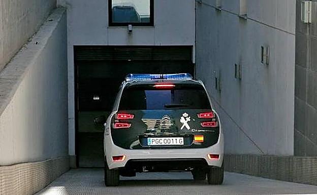 Guardias Civiles toman muestras en la finca donde residían los padres de los pequeños hallados muertos en Godella (Valencia).