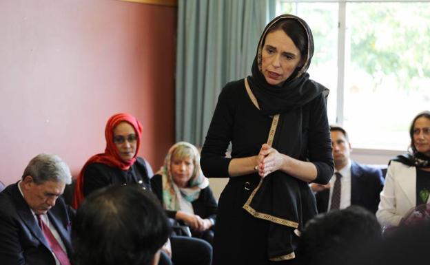 La primera ministra de Nueva Zelanda, Jacinda Ardern, vistita una de las mezquitas atacadas un días después de la masacre.