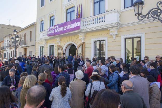 Repulsa. Vecinos de Godella condenan el doble crimen a las puertas del Ayuntamiento de Godella. 