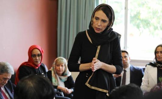La primera ministra de Nueva Zelanda, Jacinda Ardern, vista una de las mezquitas atacadas.