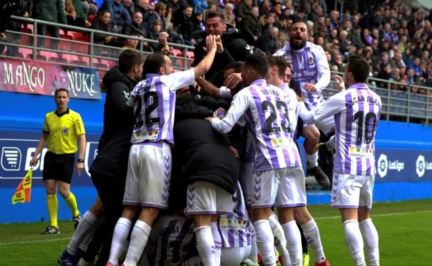 Los futbolistas del Valladolid celebran el gol de Sergi Guardiola. 