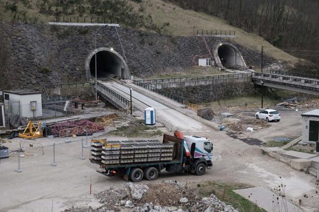 Traviesas. Las piezas llevaban almacenadas sin uso desde 2014; un equipo de camiones las introduce ahora en los macrotúneles para montar la vía. 