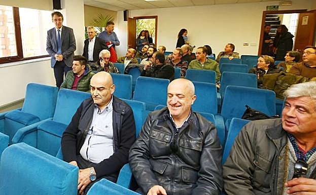 Dos instantes de la presentación de los cursos.