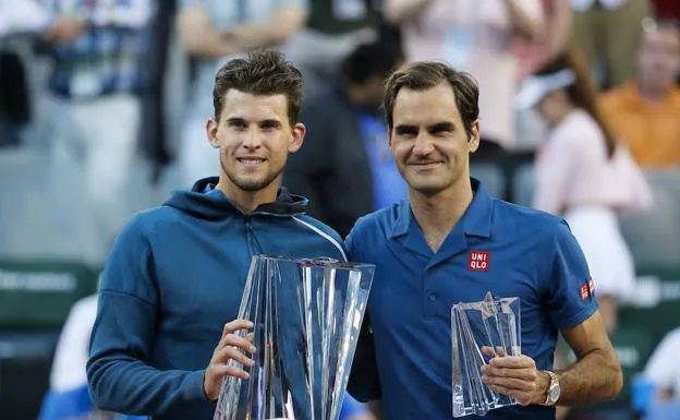 Dominic Thiem, con el trofeo de campeón, junto a Roger Federer. 