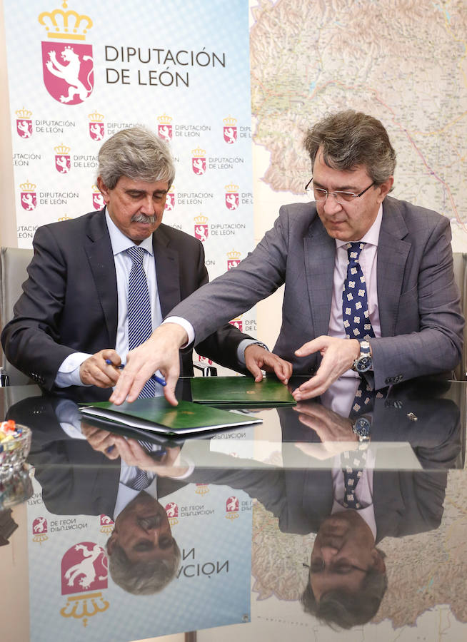 Fotos: Firma de un convenio de colaboración entre la ULE y la Diputación de León