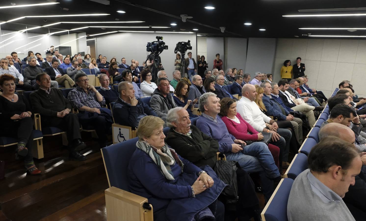 El diario decano de la prensa en España presenta dos volúmenes de casi mil páginas que regalará con motivo de los 40 años de las primeras elecciones a los ayuntamientos.