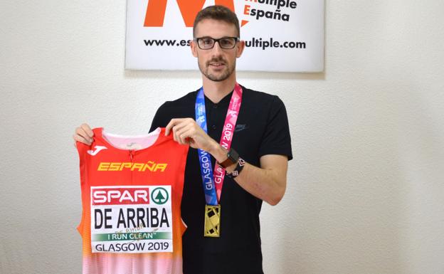 Álvaro de Arriba posa con con la camiseta, el dorsal y la medalla de Oro en el Europeo . 