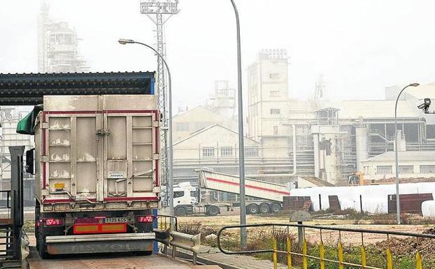 Un camión entra en las instalaciones de Azucarera en Toro.