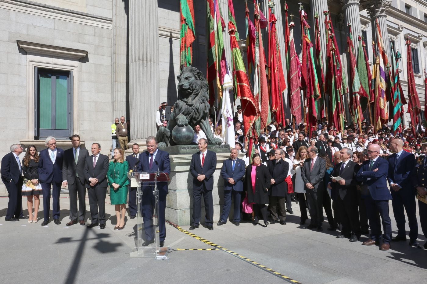 Colorido, emoción y reconocimiento en la lectura de los Decreta a las puertas del Congreso de los Diputados y entre pendones leoneses