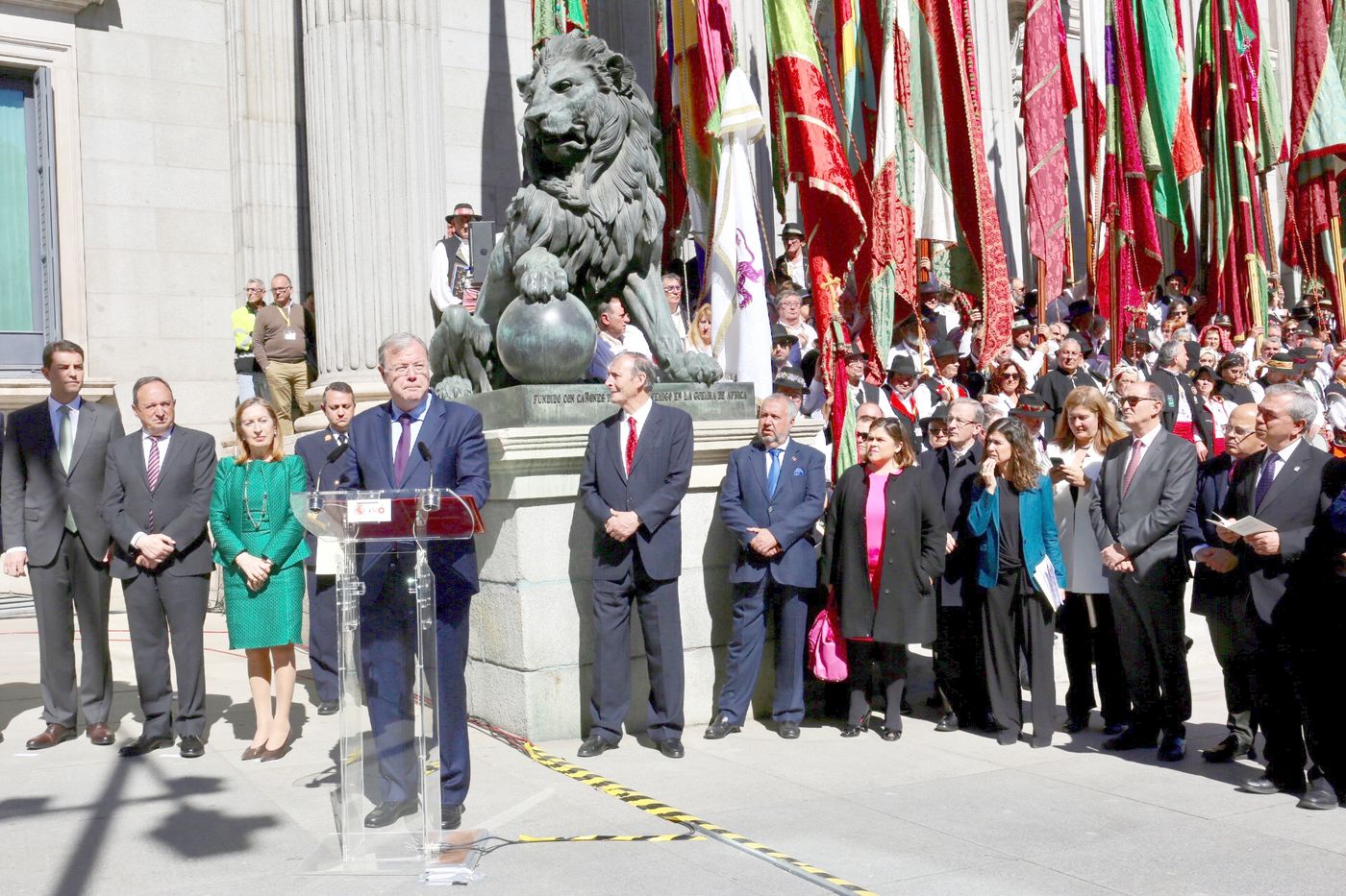 Colorido, emoción y reconocimiento en la lectura de los Decreta a las puertas del Congreso de los Diputados y entre pendones leoneses