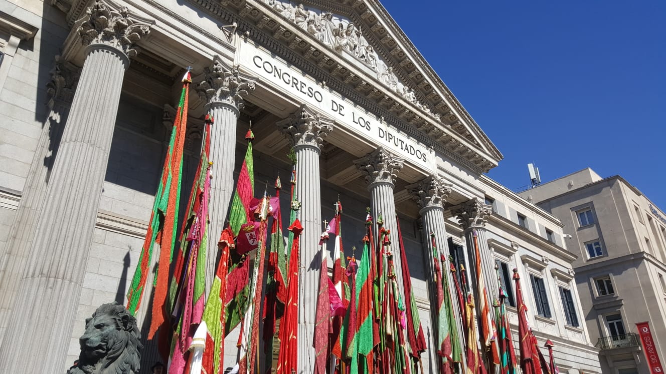 Colorido, emoción y reconocimiento en la lectura de los Decreta a las puertas del Congreso de los Diputados y entre pendones leoneses