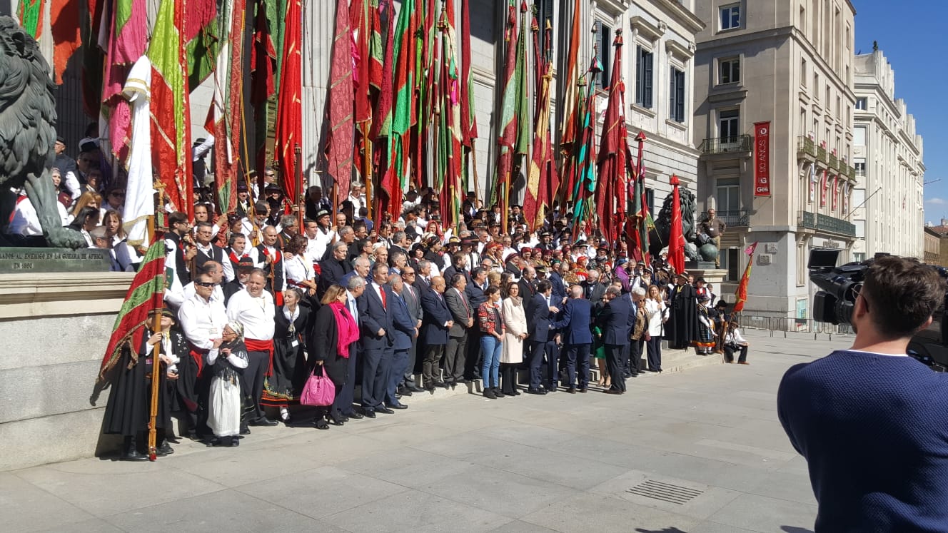 Colorido, emoción y reconocimiento en la lectura de los Decreta a las puertas del Congreso de los Diputados y entre pendones leoneses