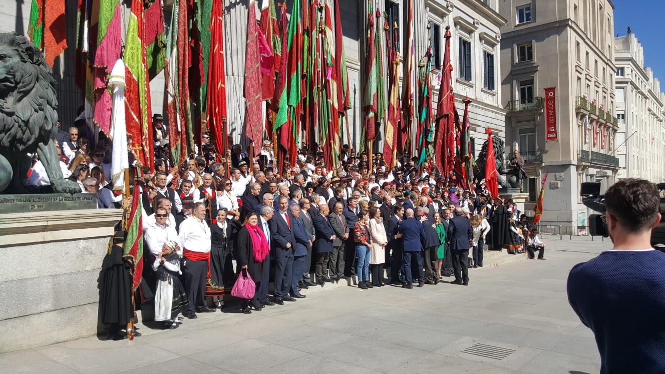 Colorido, emoción y reconocimiento en la lectura de los Decreta a las puertas del Congreso de los Diputados y entre pendones leoneses