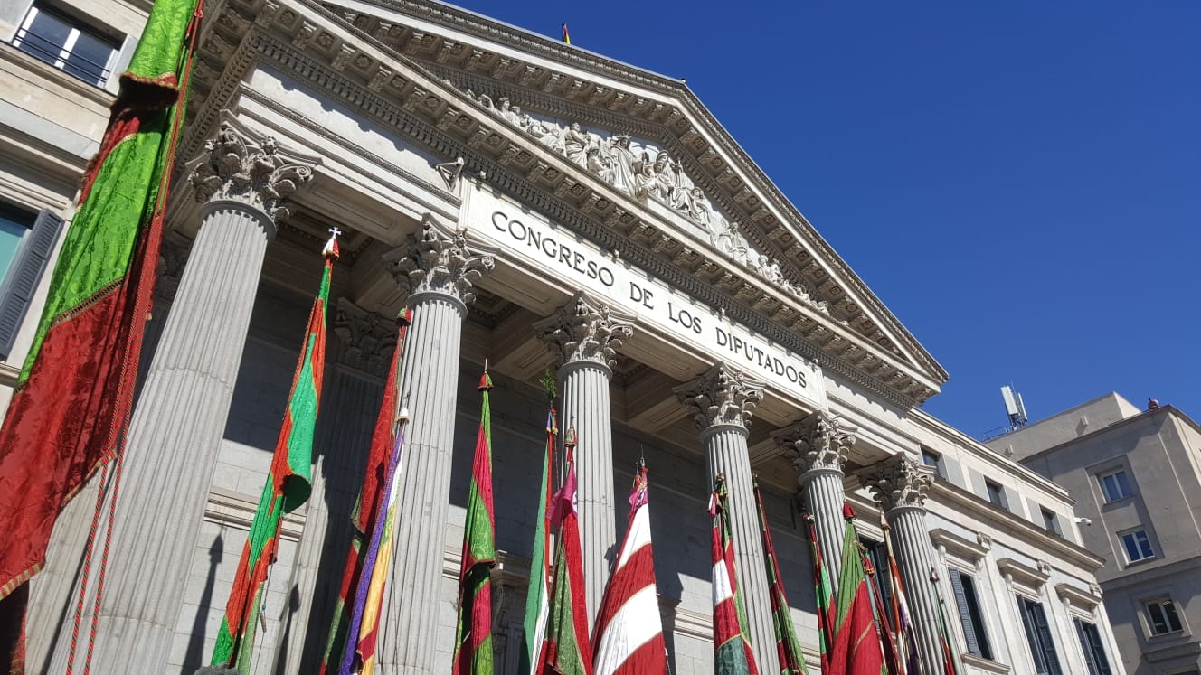 Colorido, emoción y reconocimiento en la lectura de los Decreta a las puertas del Congreso de los Diputados y entre pendones leoneses