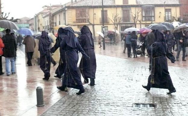 Una procesión se suspende por la lluvia.