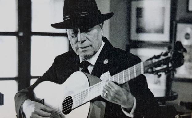 Papá Quijano, junto a su inseparable guitarra.