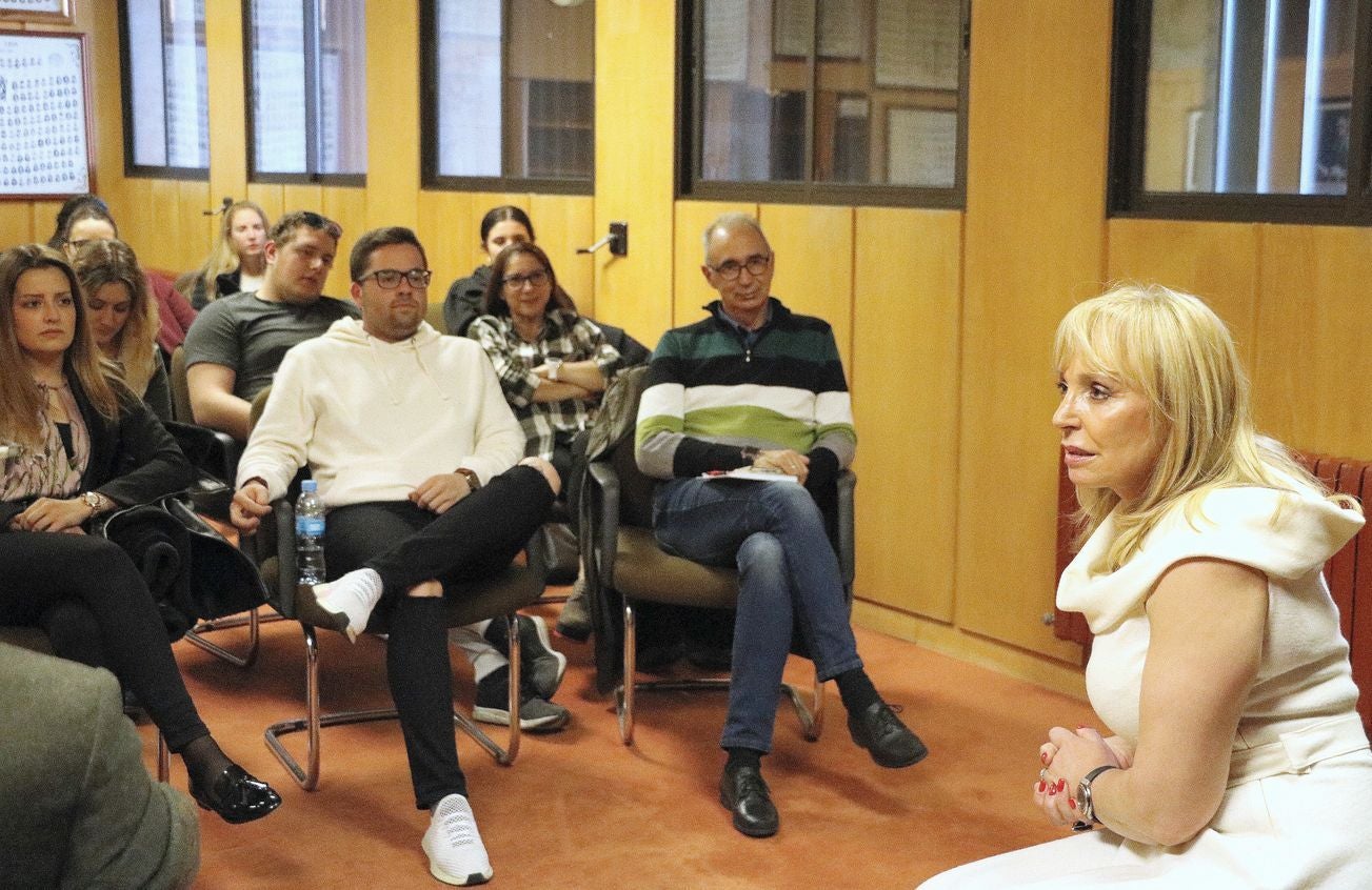José Luis Prada, alma mater del sello empresarial 'Prada a Tope', y Mar Casas, fundadora de Transleyca, protagonizaron la segunda sesión de las VIII Jornadas de Empresa Familiar
