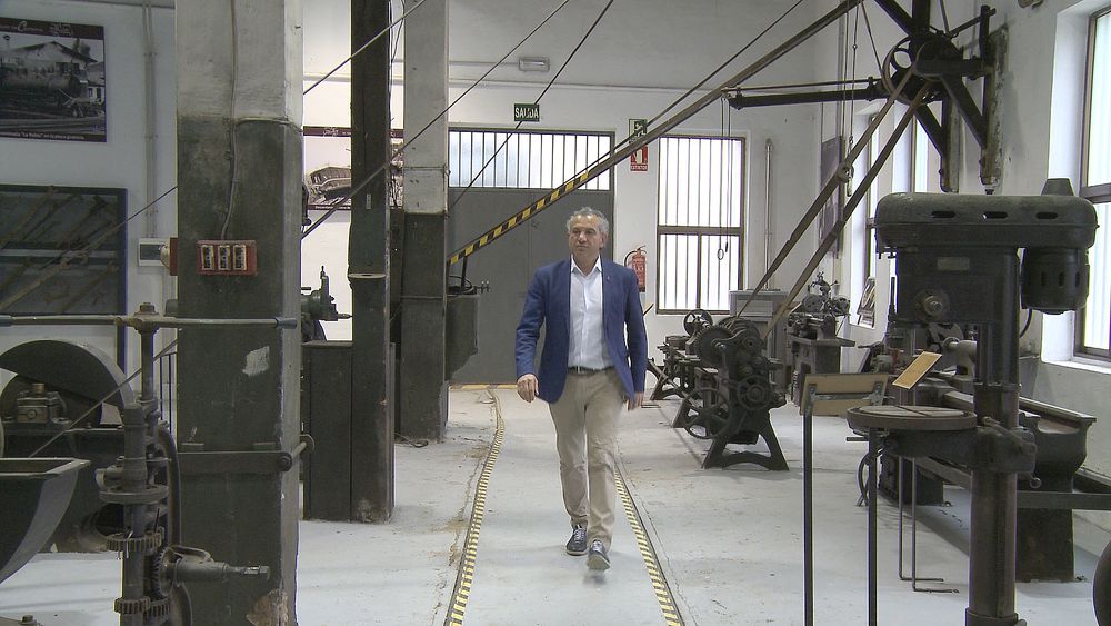 Nicanor Sen en su despacho y recorriendo el Museo del Ferrocarril.