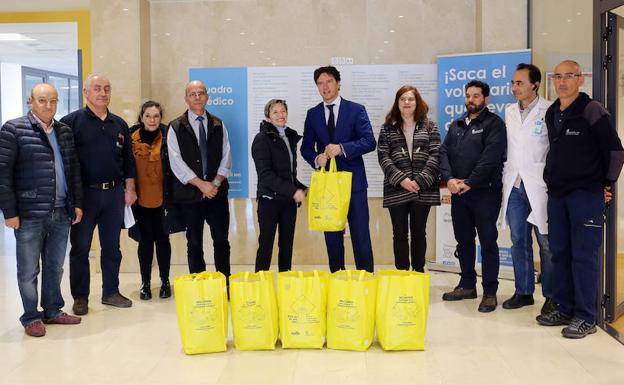 El Ayuntamiento entrega al Hospital de San Juan de Dios cerca de 50 kilos de tapones recogidos en los Puntos Limpios