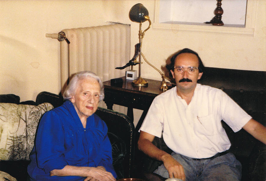 El poeta leonés Antonio Colinas junto a María Zambrano en la casa de esta en Madrid, en 1985. 