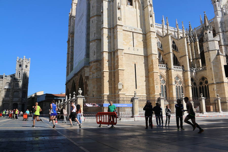 Fotos: La Media, al paso por la Catedral