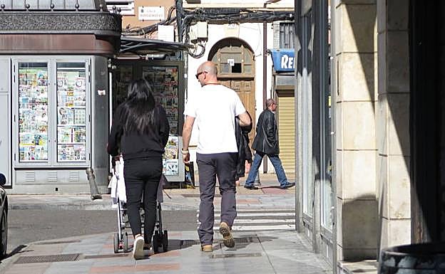 Una pareja pasea por León. 
