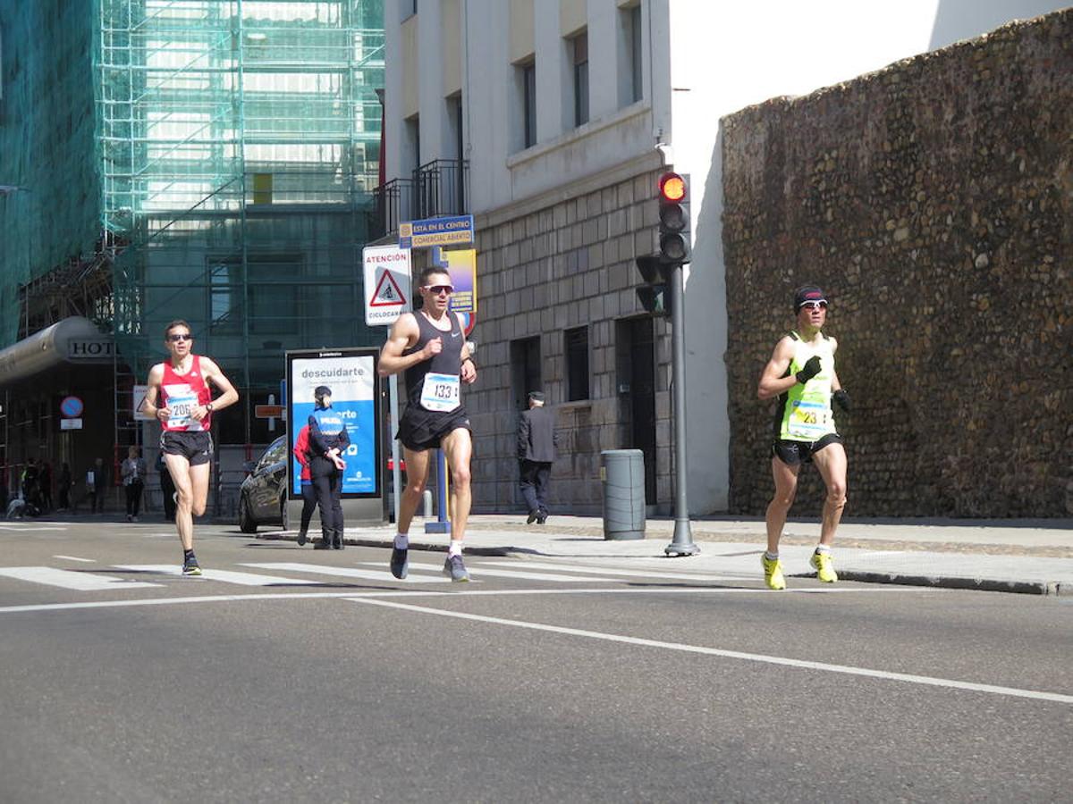 Fotos: La Media Maratón, a su paso por Burgo Nuevo e Independencia