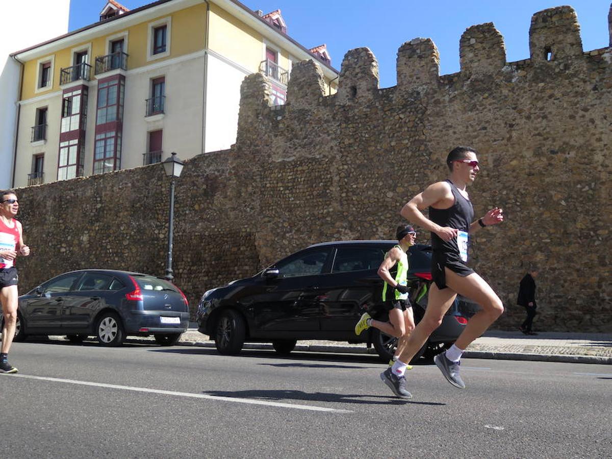 Fotos: La Media Maratón, a su paso por Burgo Nuevo e Independencia