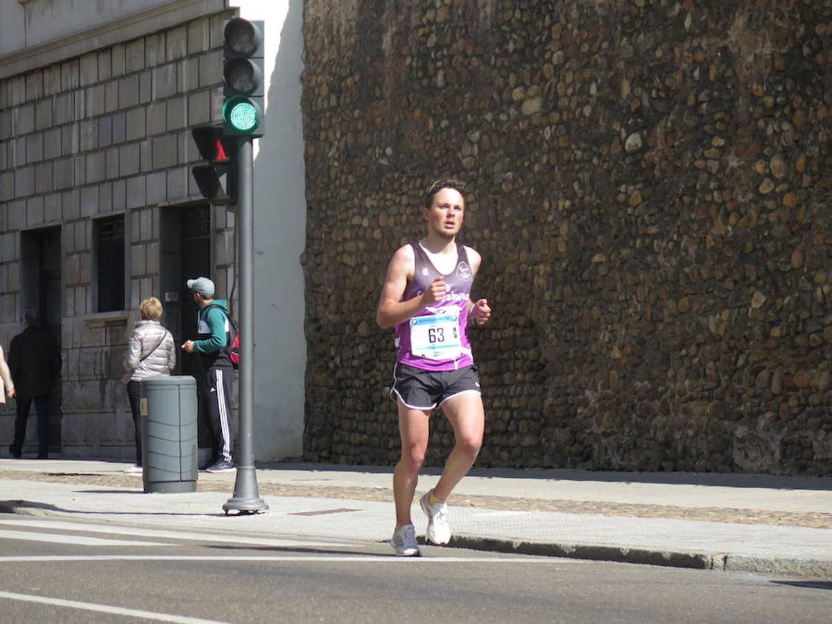 Fotos: La Media Maratón, a su paso por Burgo Nuevo e Independencia