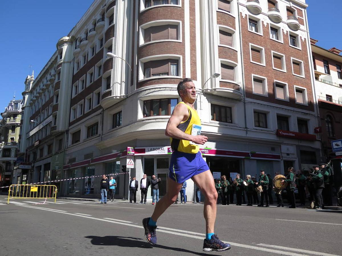 Fotos: La Media Maratón, a su paso por Burgo Nuevo e Independencia