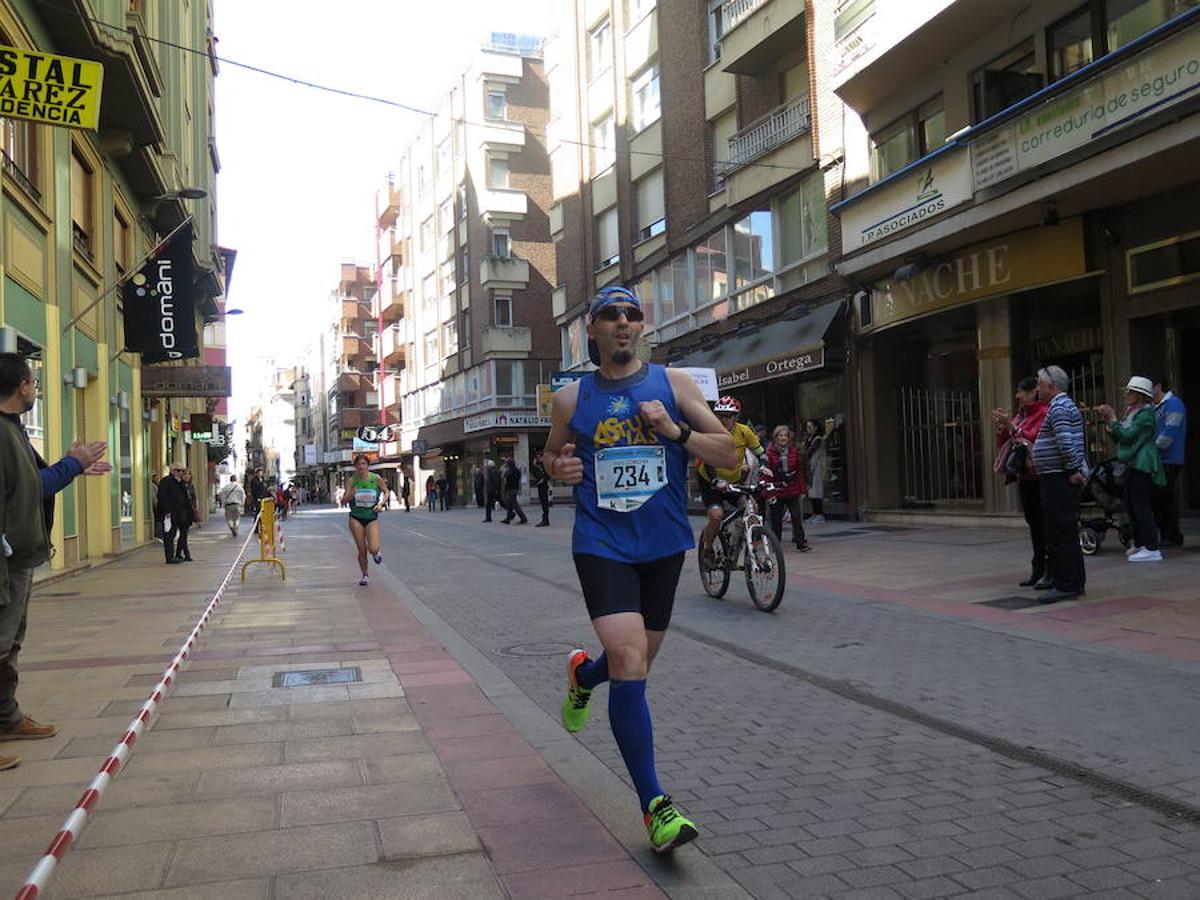 Fotos: La Media Maratón, a su paso por Burgo Nuevo e Independencia