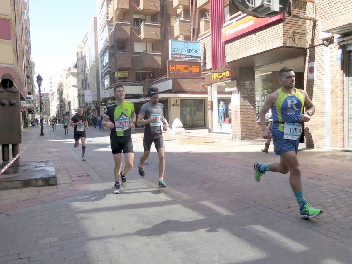 Fotos: La Media Maratón, a su paso por Burgo Nuevo e Independencia