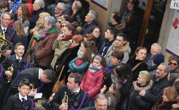 El gentío contempla una procesión en León capital. 