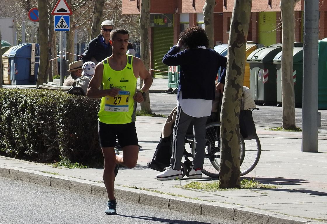 Las calles de León han acogido en la jornada dominical y con una gran participación su tradicional 'Media maratón'. La jornada se ha visto acompañada por el buen tiempo.