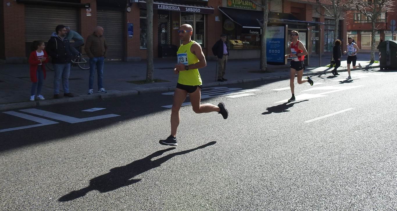 Las calles de León han acogido en la jornada dominical y con una gran participación su tradicional 'Media maratón'. La jornada se ha visto acompañada por el buen tiempo.